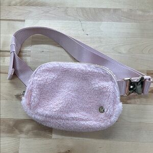 Pink Lululemon Sherpa belt